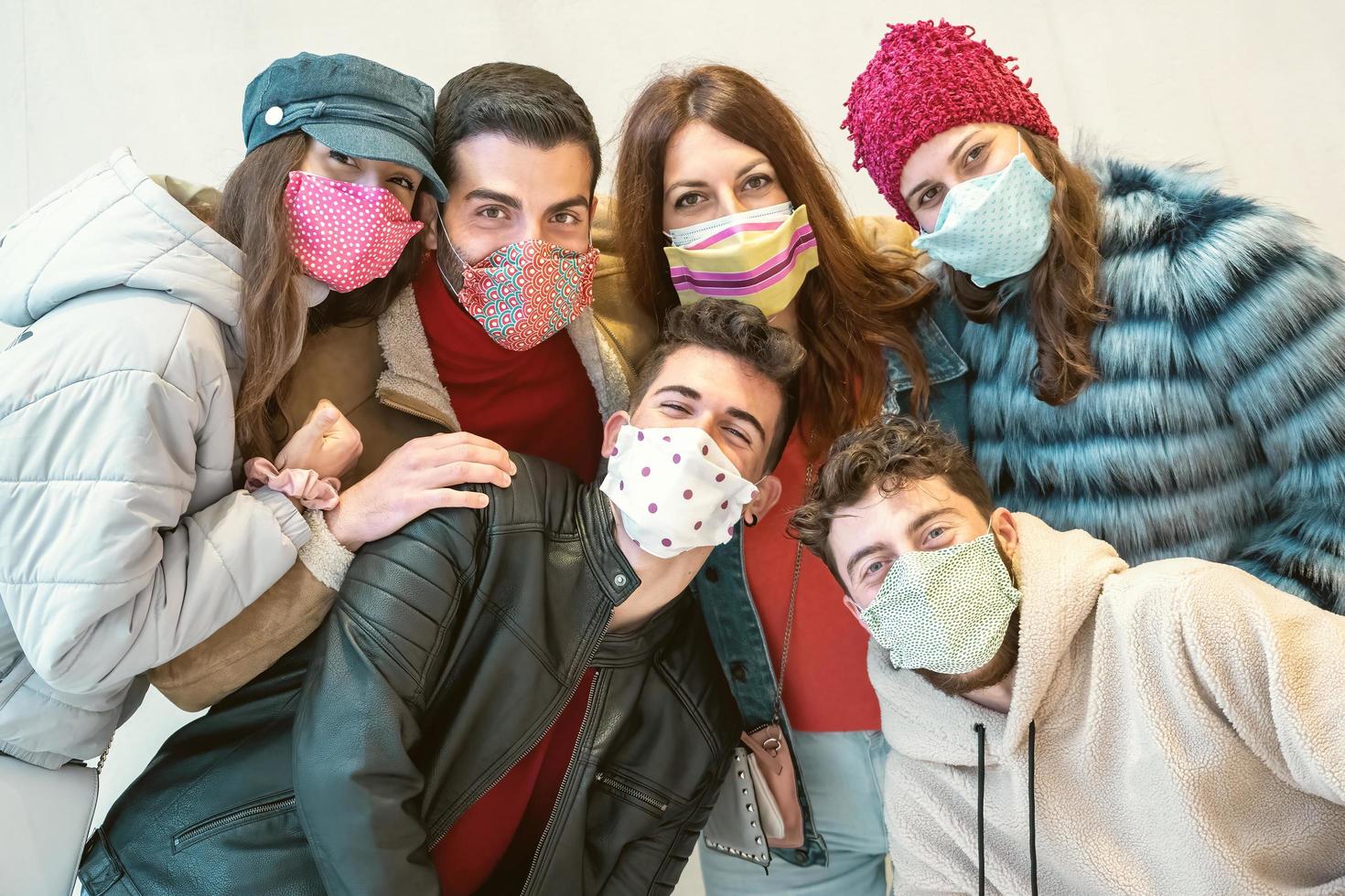 gruppo di giovani che indossano maschere per il viso foto