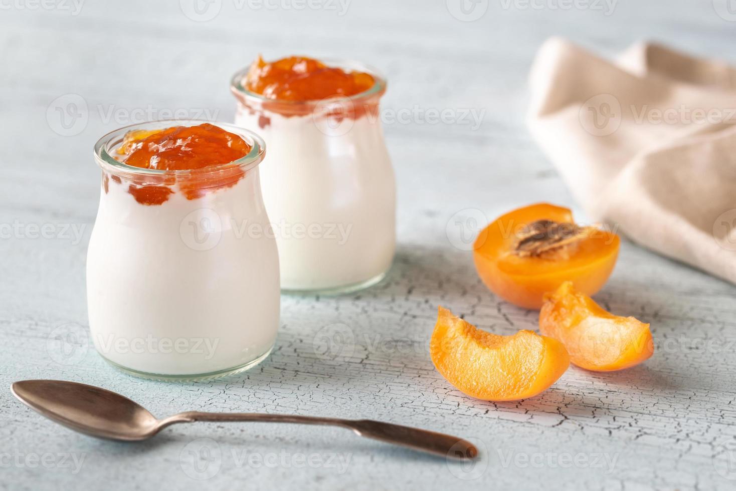 Due barattoli di greco Yogurt con albicocca foto