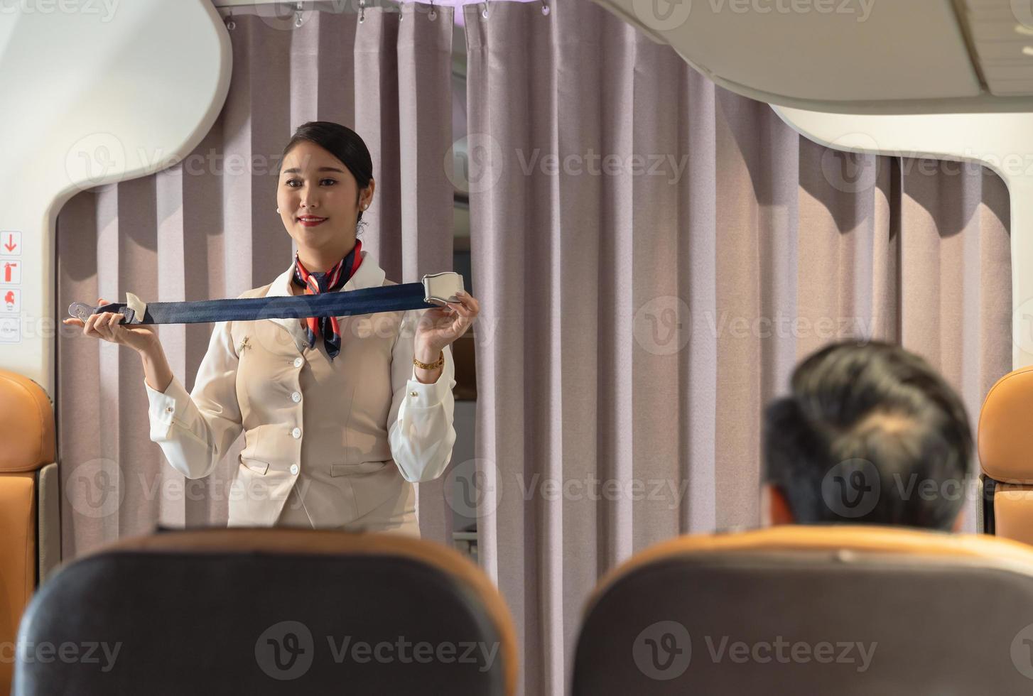 volo assistente sicurezza demo fissaggio posto a sedere cintura passeggeri aereo cabina foto