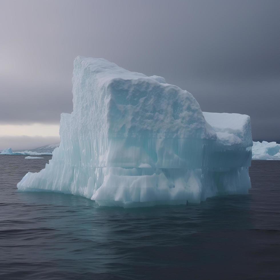 un' enorme trasparente bloccare di ghiaccio sta in giro il superiore di il iceberg e il vento colpi freddo, generat ai foto