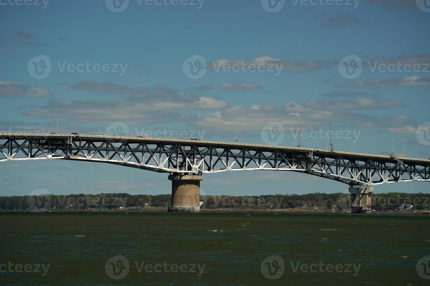il York fiume e spiaggia nel Yorktown Virginia prospiciente il coleman ponte e il chesapeake baia foto