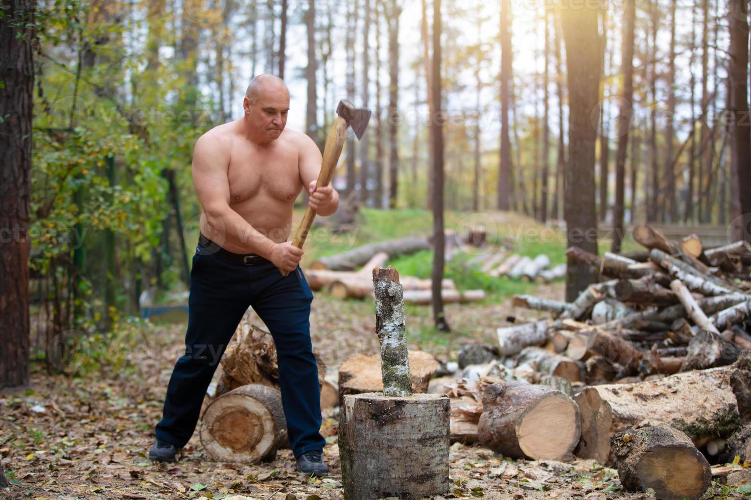 un' forte uomo chopping Di legno. foto