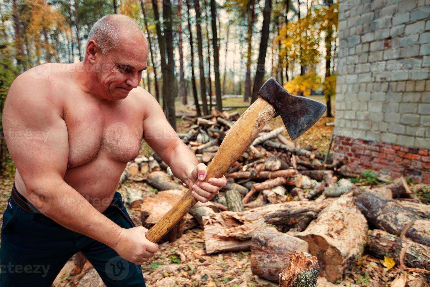 un' forte uomo chopping Di legno. foto