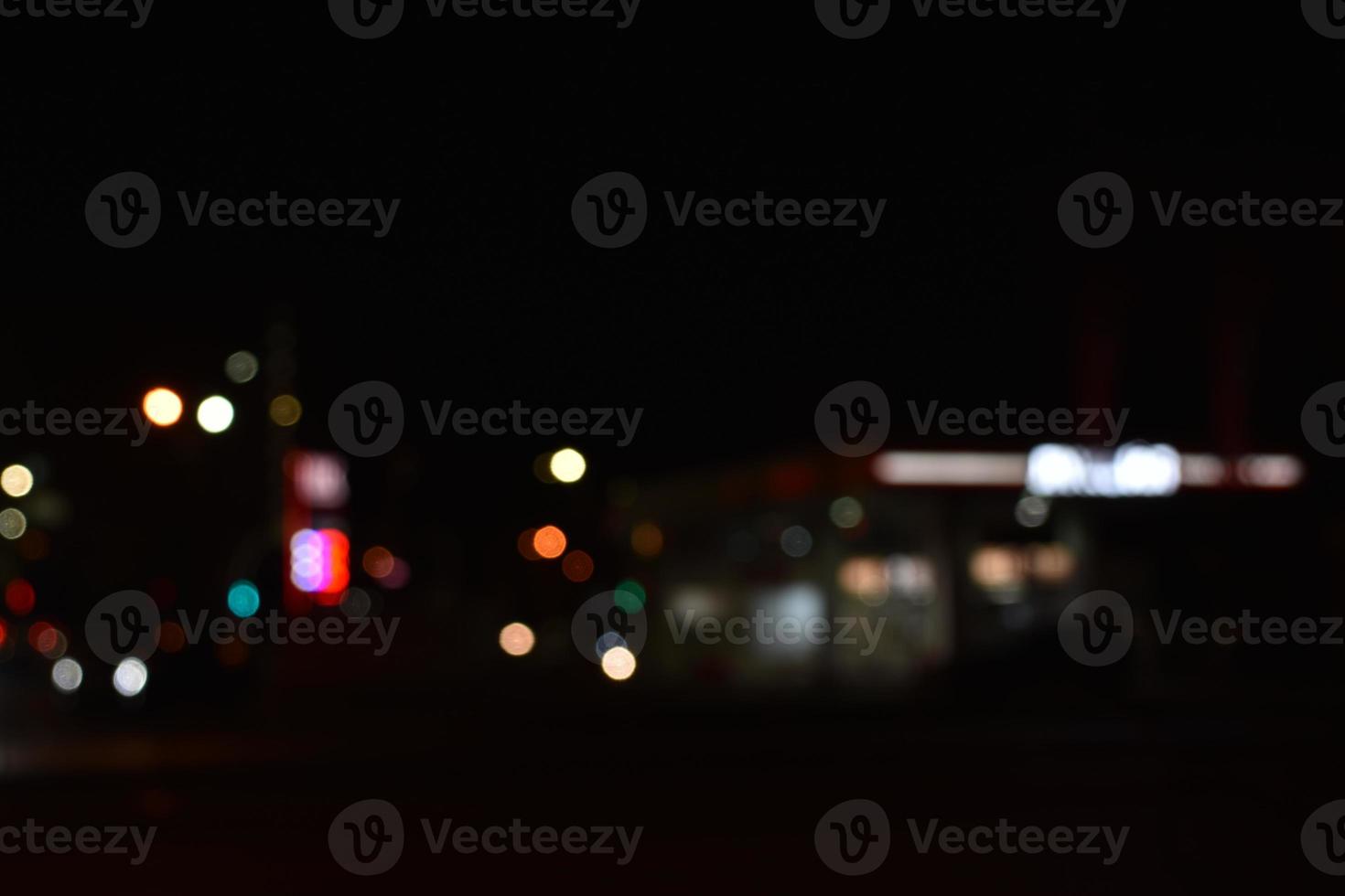 multicolore luci di il notte città. raggiante città strada a notte. foto