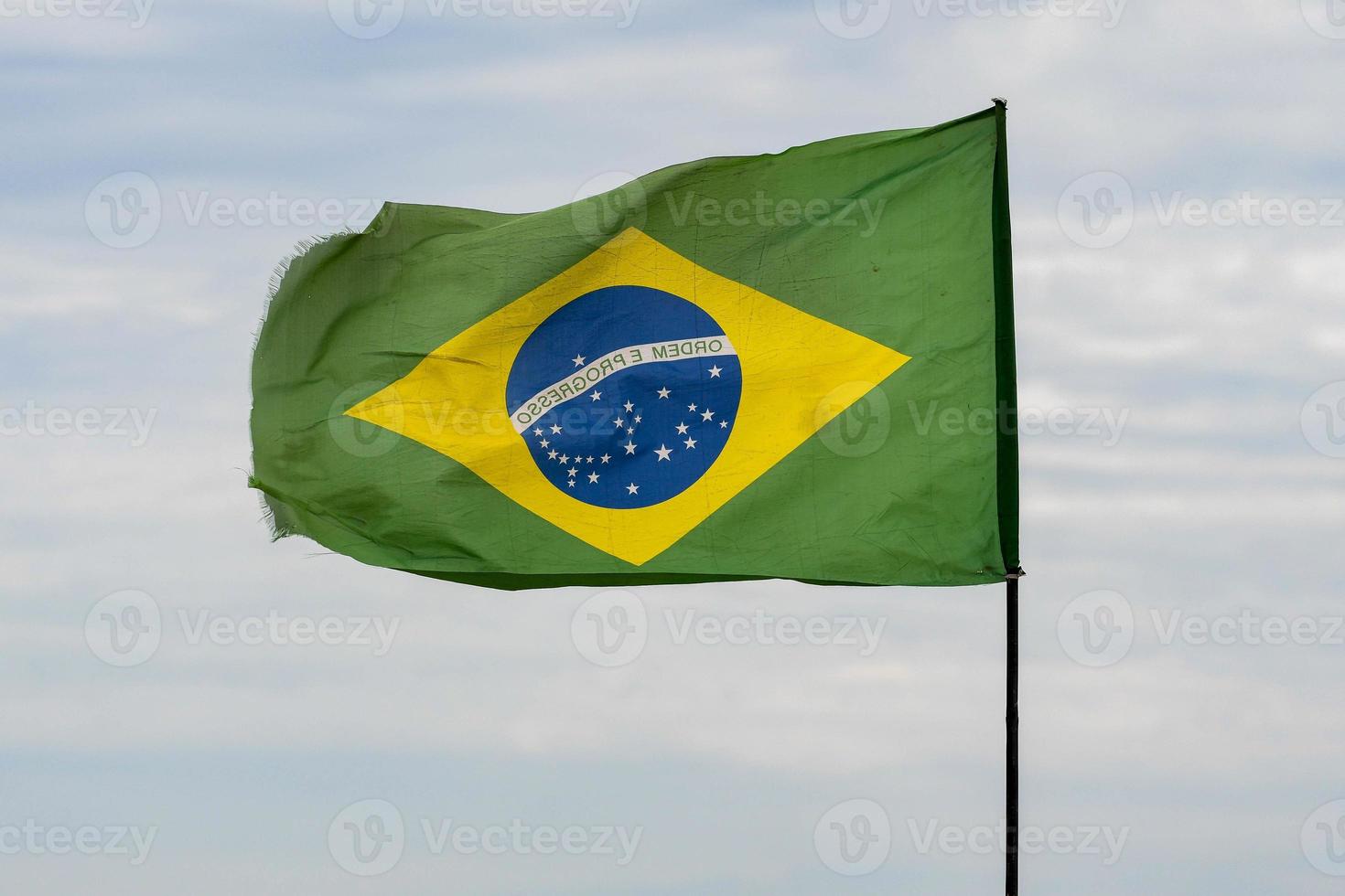 brasiliano bandiera su cielo sfondo svolazzanti e completamente Aperto foto