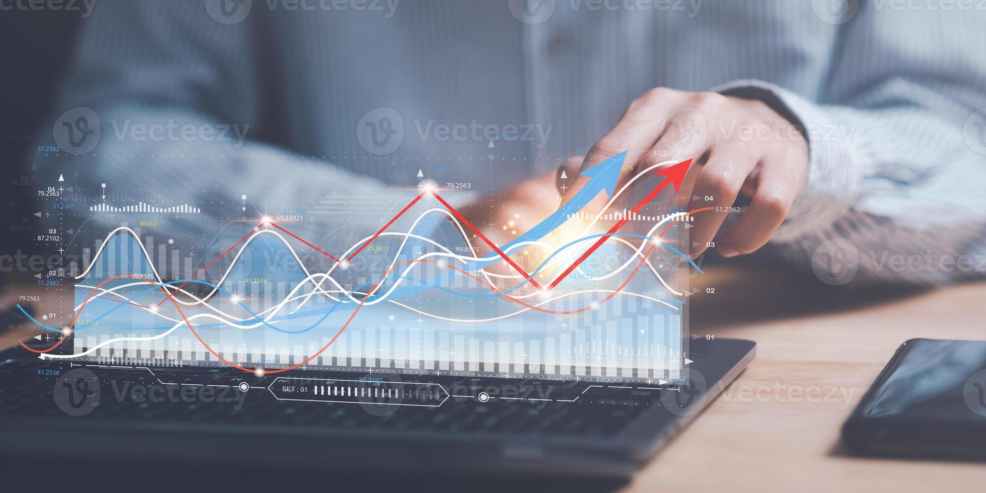 uomo d'affari lettura grafico rapporto e attività commerciale statistica grafici ,analisi e miglioramento di aziendale strategia , statistiche e dati concetti ,aggiornamento annuale bilancio conti ,attività commerciale crescita grafico foto