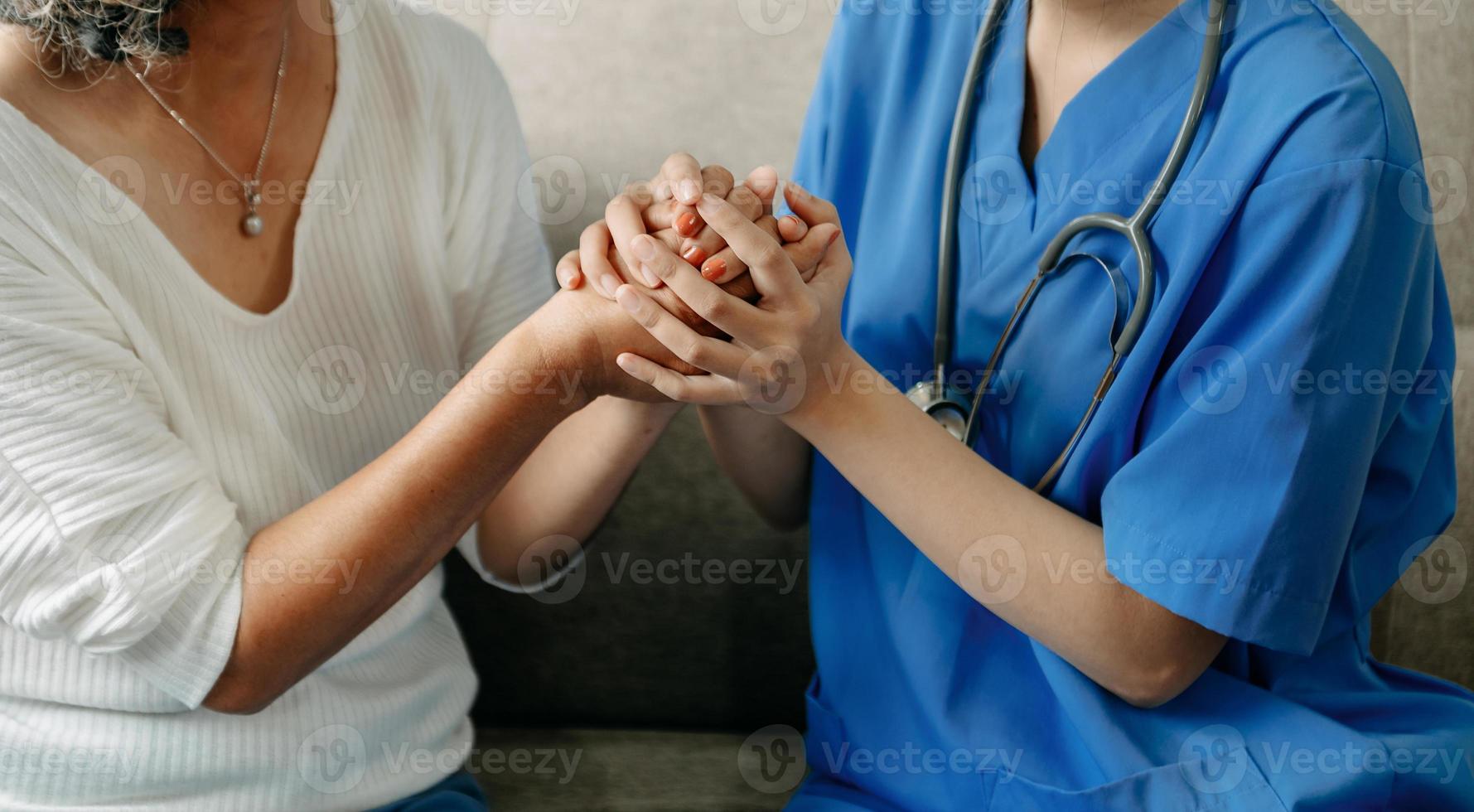 medico medico foratura del paziente mani e confortante lei.tipo medico dando vero supporto per paziente. foto