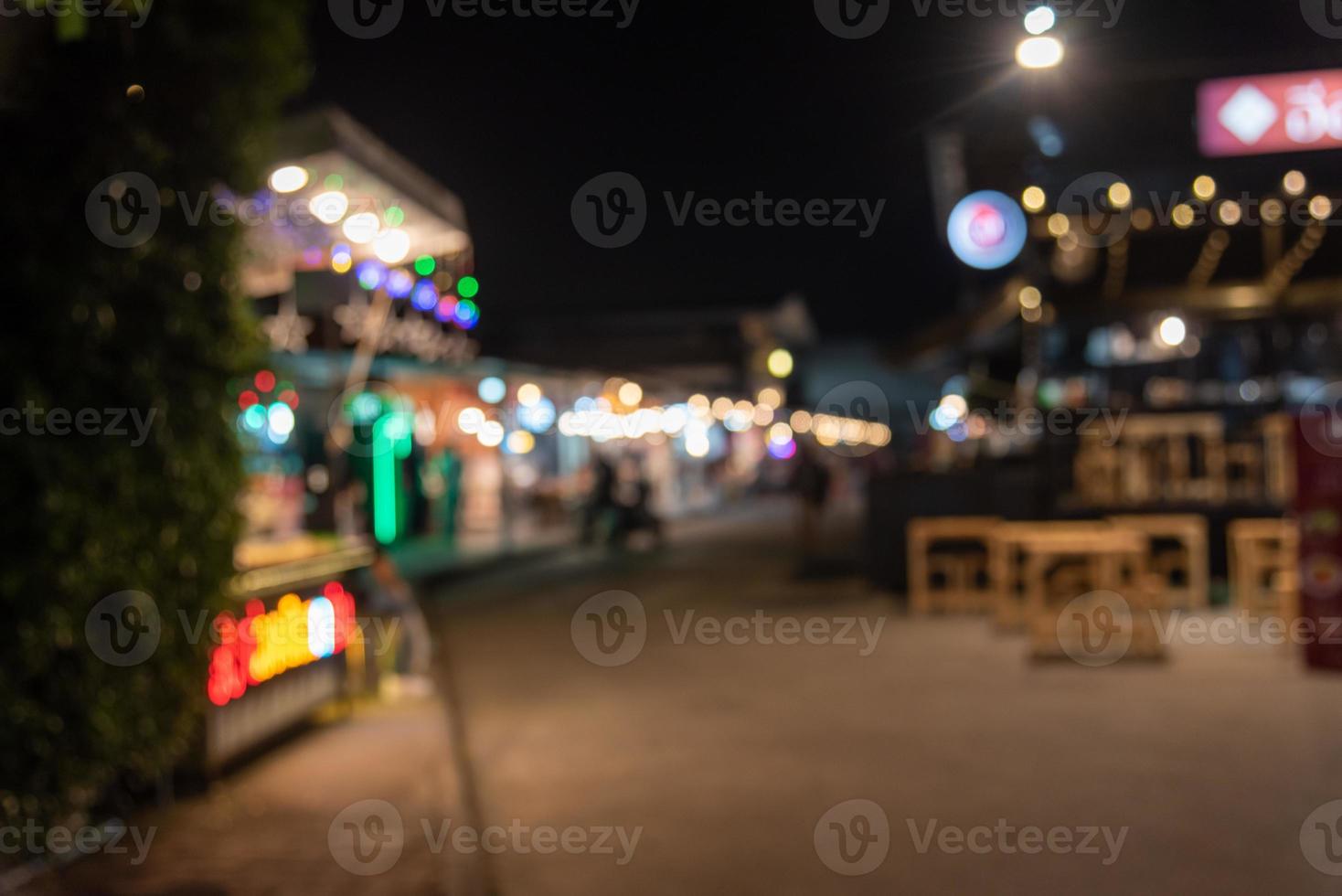 sfocatura persona sfondo cibo strada Festival a notte mercato. foto