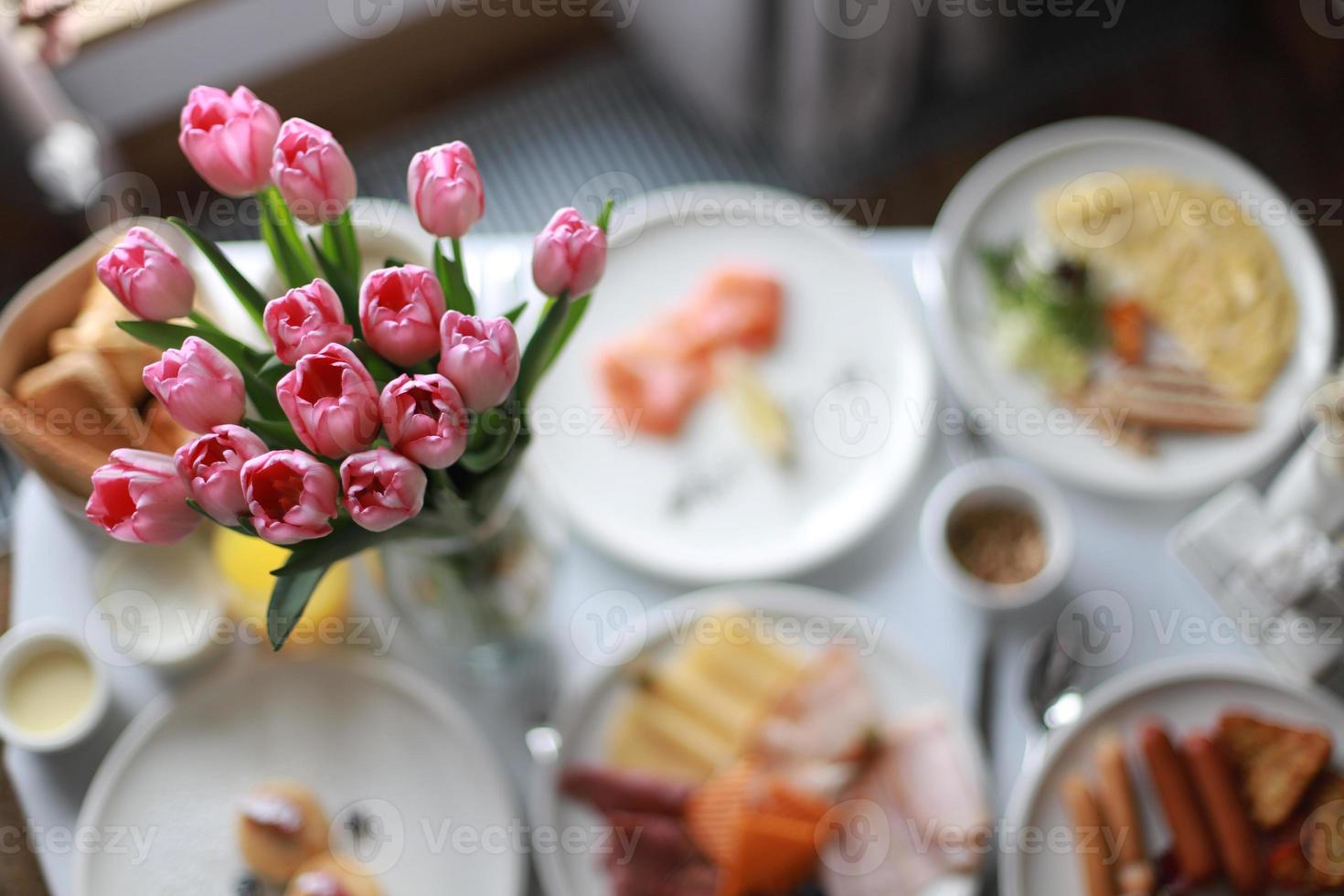 festivo prima colazione nel il camera, marzo 8, madre è giorno foto