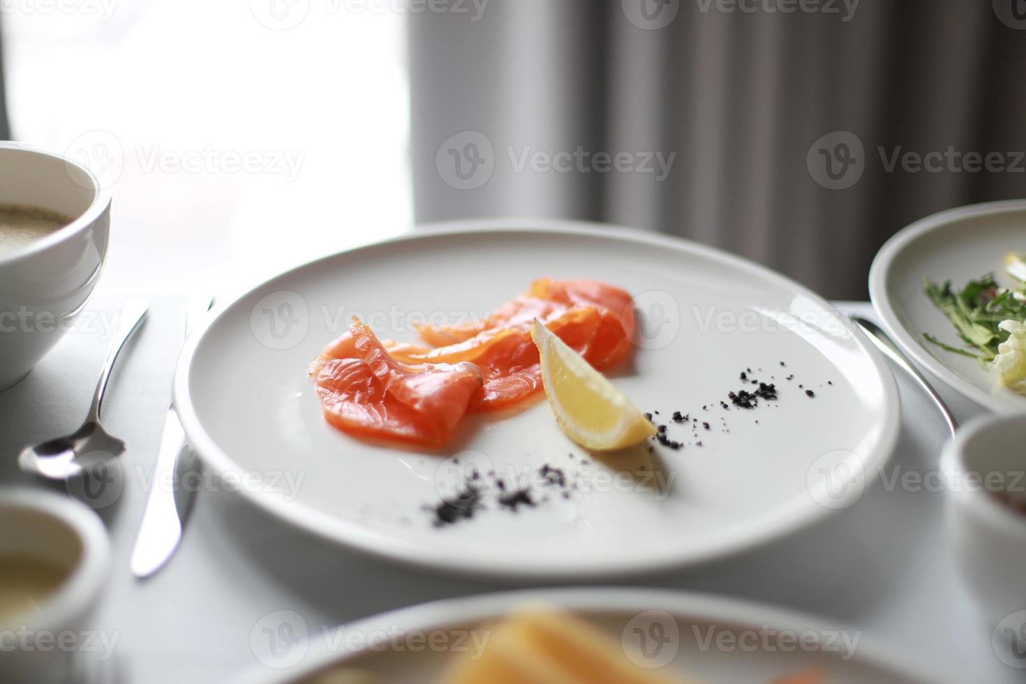 salato salmone con Limone per prima colazione foto