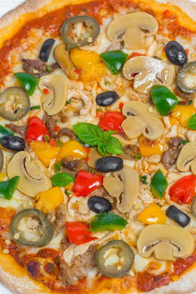 avvicinamento di pollo fungo jalapeno e rosso Pepe Pizza su bianca piatto isolato su bianca sfondo. fatti in casa Pizza. foto