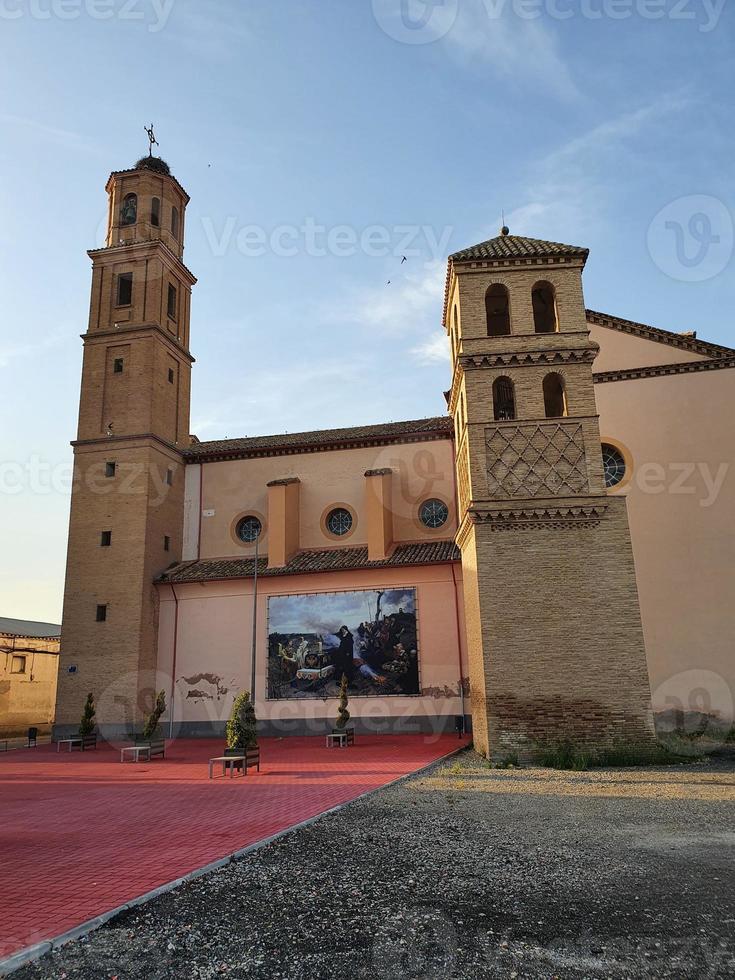 vecchio storico Chiesa nel un' piccolo spagnolo cittadina nel aragona di villanueva de gallego foto