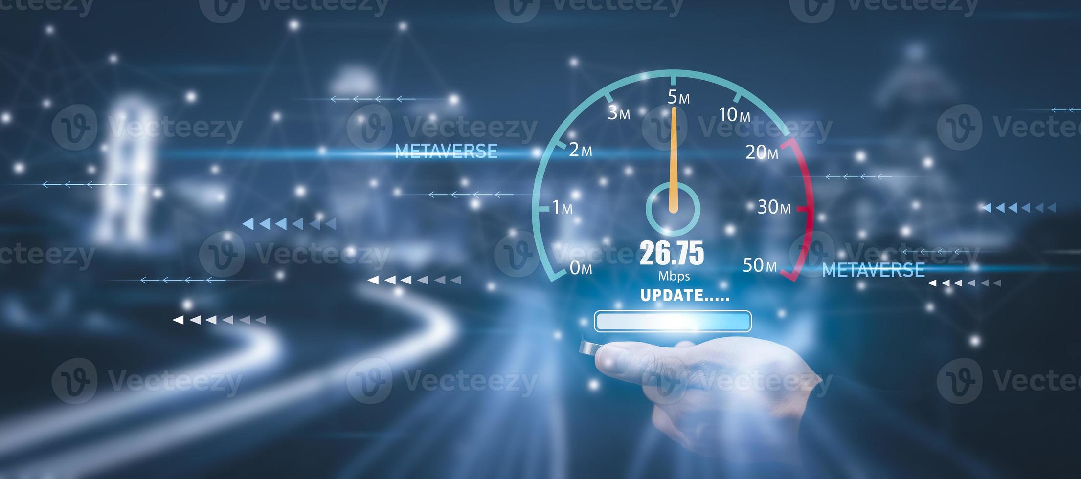 connessione Internet veloce con il concetto di tecnologia metaverse, smartphone con mano e schermo virtuale di misurazione della velocità di Internet, concetto di Internet e tecnologia, concetto di Internet ad alta velocità 5g foto