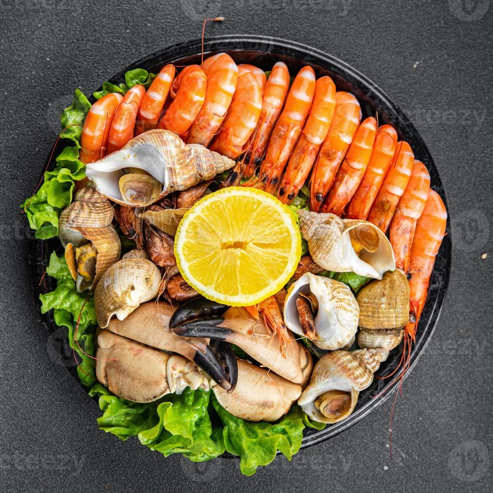 frutti di mare piatto assortito gamberetti, Granchio artigli, vongole, rapano, trombettista mollusco pasto cibo merenda su il tavolo copia spazio cibo sfondo rustico superiore Visualizza foto