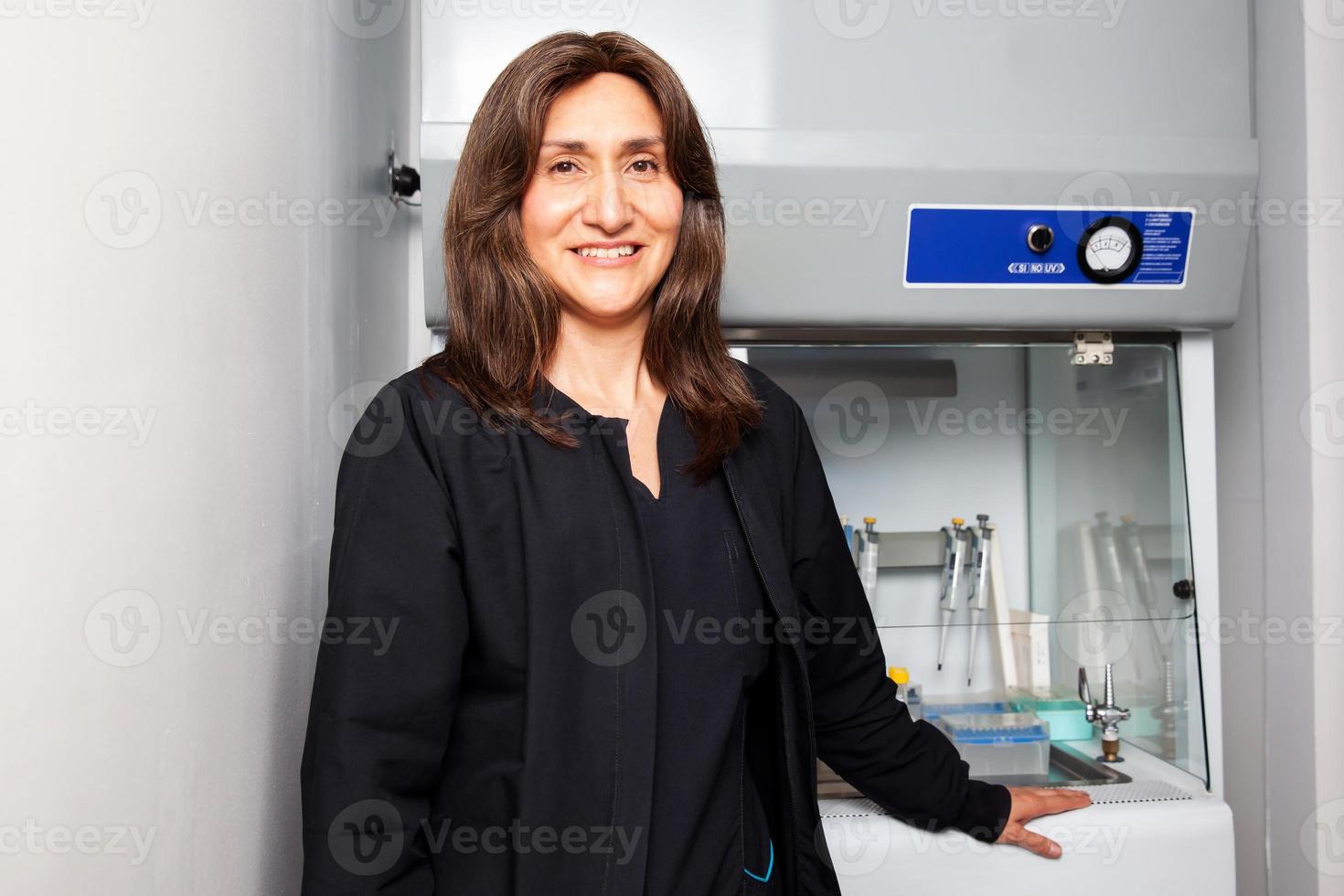 ritratto di un' femmina scienziato Il prossimo per il laminare aria flusso Consiglio dei ministri nel il laboratorio. foto