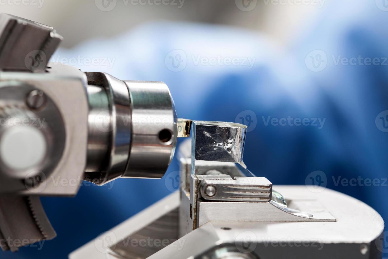 avvicinamento di un epossidica incorporato fazzoletto di carta posto su il ultramicrotomo per rendere sezioni per il elettrone microscopio foto