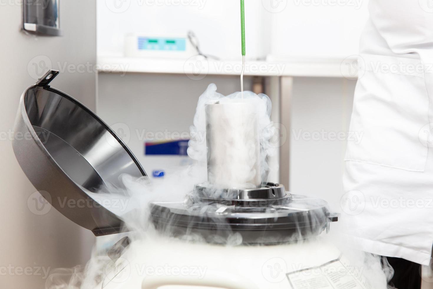 serbatoio criogenico di azoto liquido presso il laboratorio di scienze della vita foto