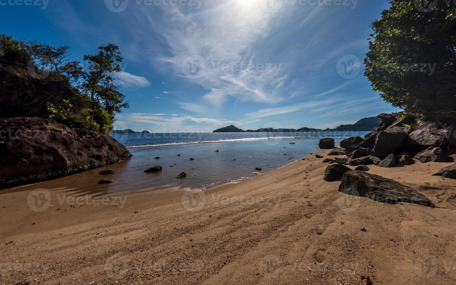 tropicale spiaggia con rocce nel ovest sumatra costa, Indonesia foto