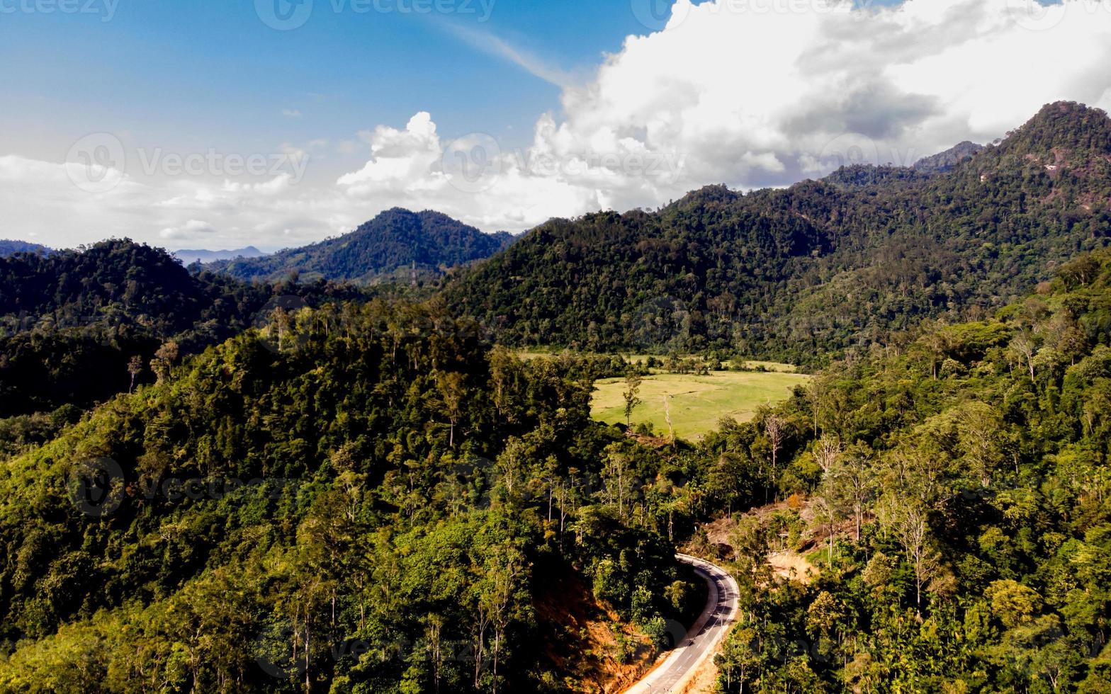 aereo Visualizza di un' villaggio con colline e montagna nel ovest sumatra, Indonesia foto