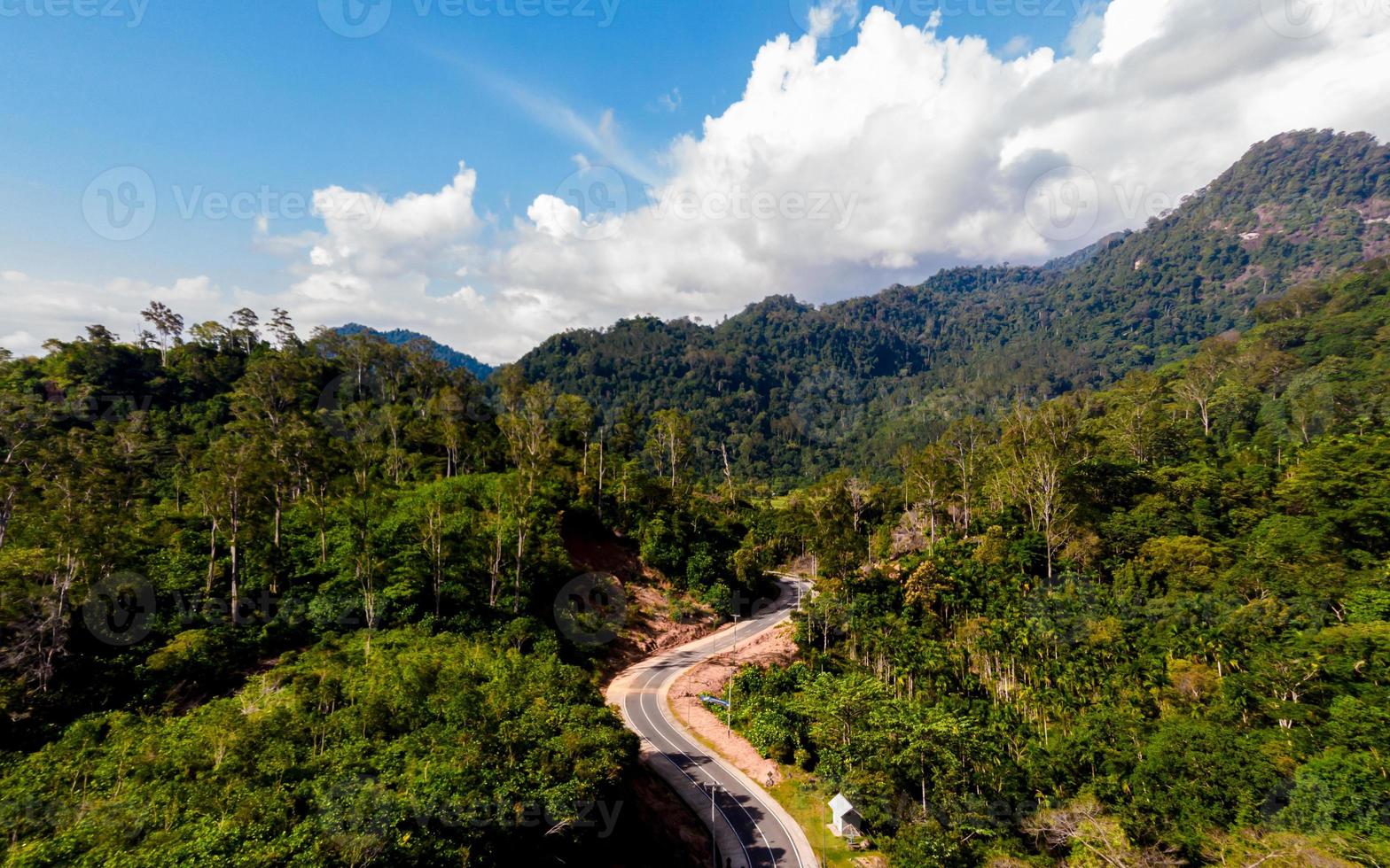 aereo Visualizza di un' villaggio con colline e montagna nel ovest sumatra, Indonesia foto