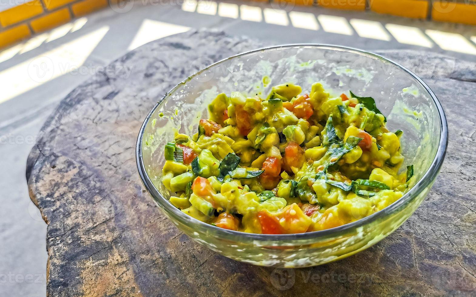 messicano cucina guacamole insalata con pomodori cetrioli avocado cipolle aglio. foto