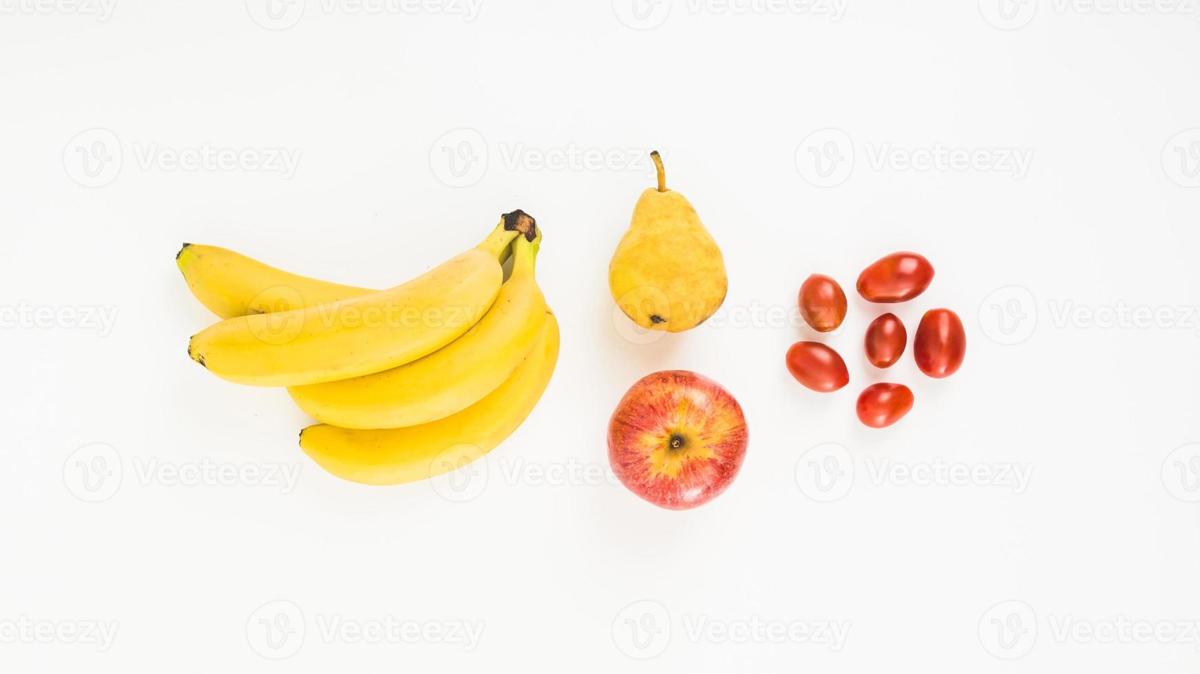 composizione frutta su sfondo bianco foto