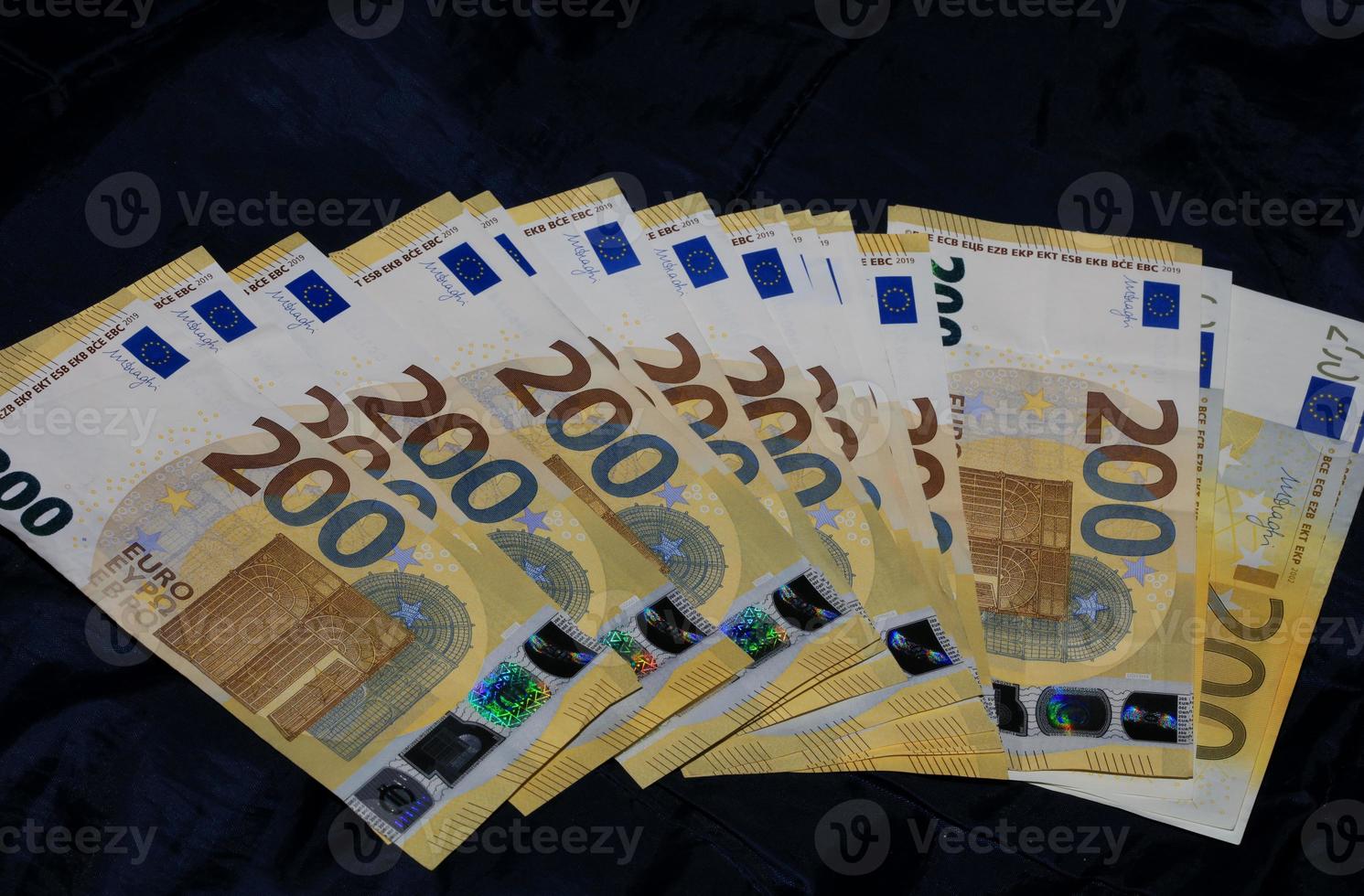 200 Euro banconote europeo conto denaro contante i soldi isolato su nero sfondo Due centinaio Euro vicino su moderno alto qualità immediato azione Stampa foto