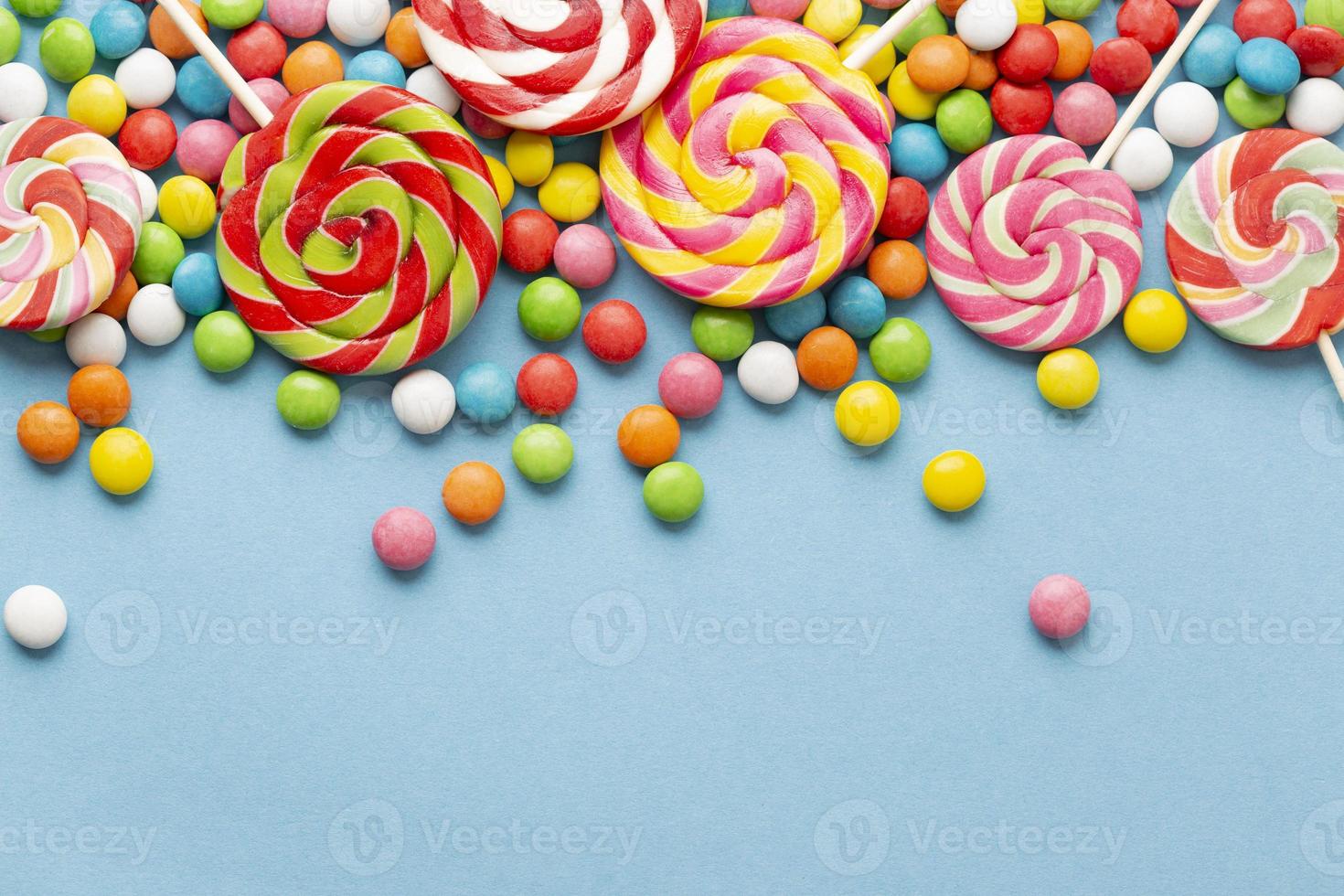 delizioso concetto di caramelle con copia spazio su sfondo azzurro foto