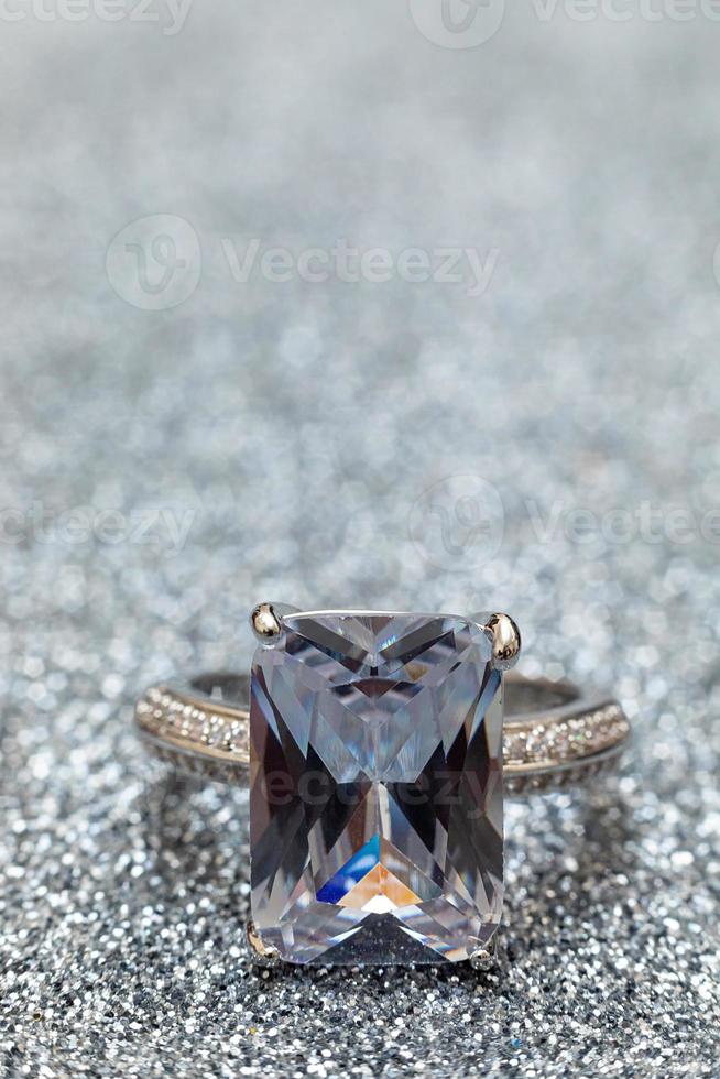 volontà voi sposare me. nozze squillare su argento luccichio sfondo. Fidanzamento matrimonio proposta nozze concetto. st. San Valentino giorno cartolina. bandiera su san valentino giorno. copia spazio. foto