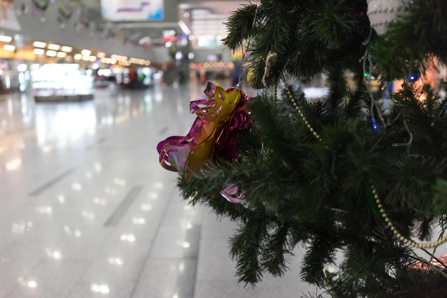 primo piano di un albero di natale e ornamenti in una stazione ferroviaria di adler, russia foto