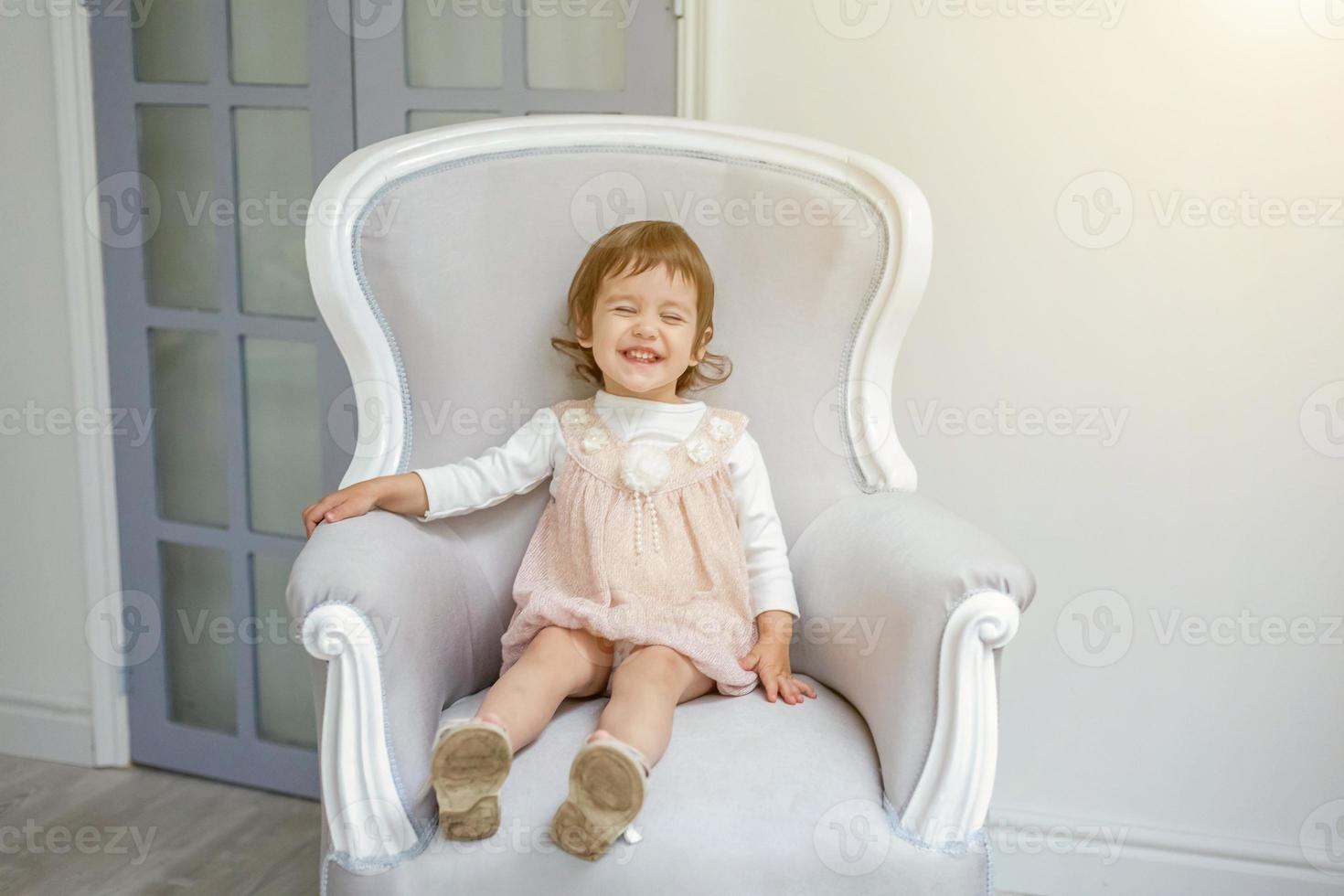 poco ragazza seduta su moderno sedia foto