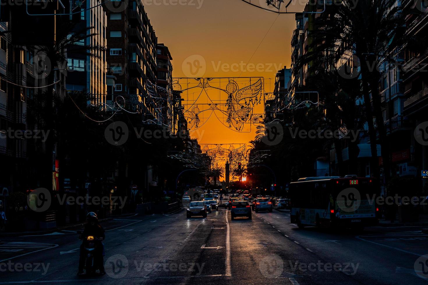 urbano paesaggio tramonto nel alicante città nel Spagna su un' largo strada nel novembre foto