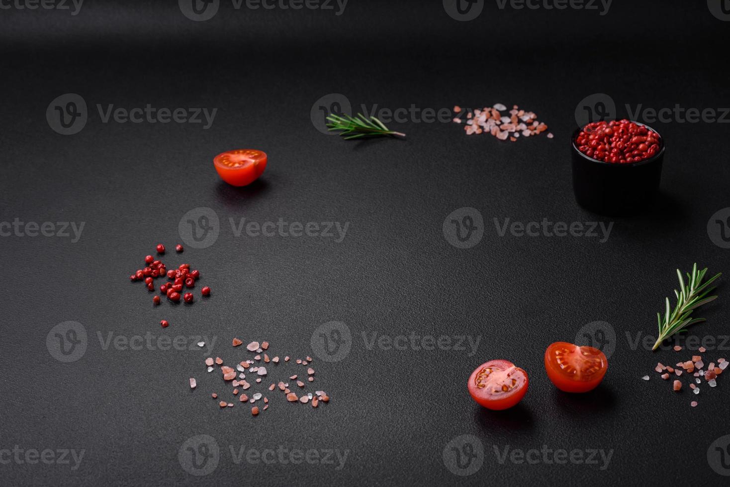 ingredienti per cucinando un' delizioso vegetariano piatto ciliegia pomodori, rosmarino, sale foto