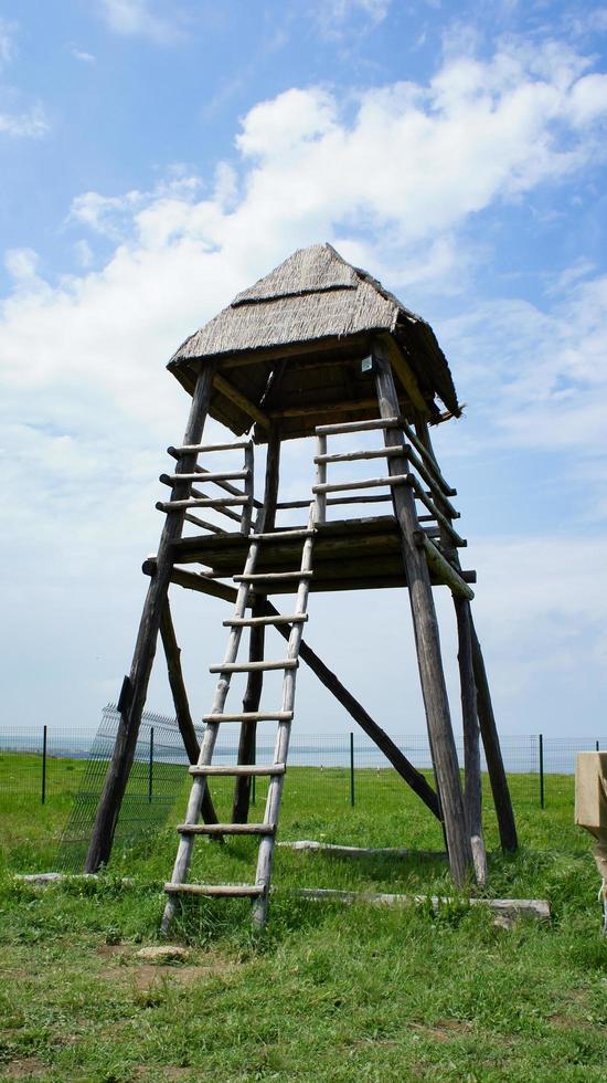 torre di legno in un campo con cielo blu nuvoloso a taman, russia foto