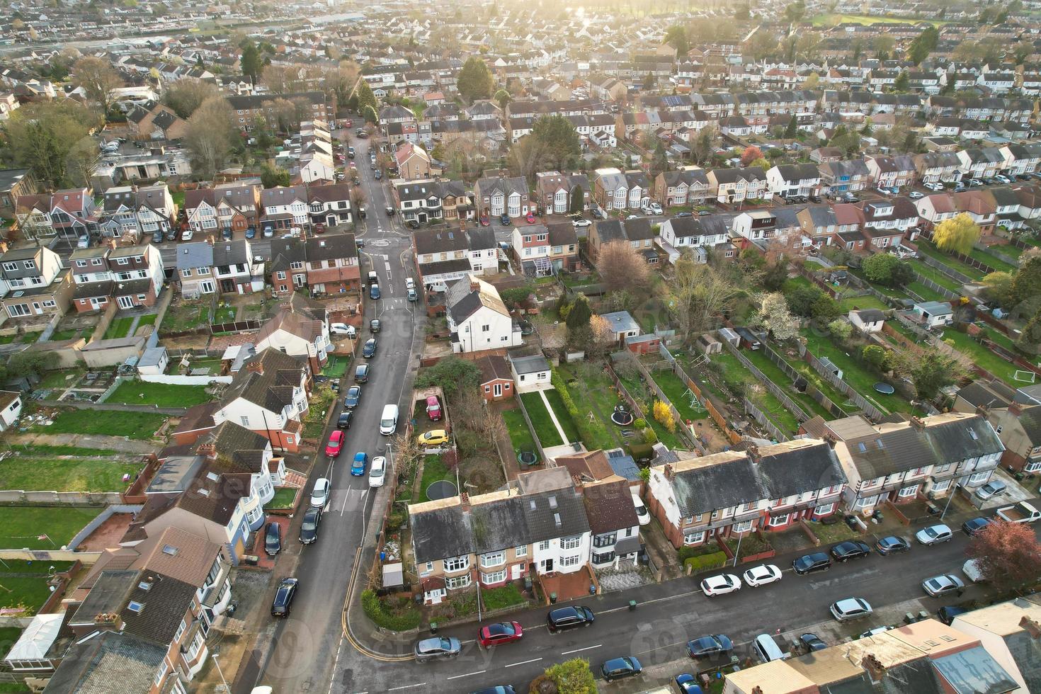 aereo Visualizza di luton Residenziale quartiere di santo agostino Ave luton Inghilterra Inghilterra grande Gran Bretagna. il Immagine era catturato su 06-aprile-2023 con di droni telecamera durante tramonto foto