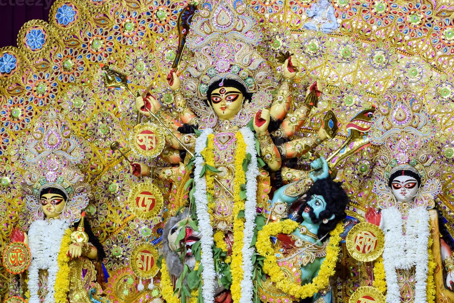 dea durga con aspetto tradizionale in vista ravvicinata in un sud kolkata durga puja, durga puja idol, un più grande festival navratri indù in india foto