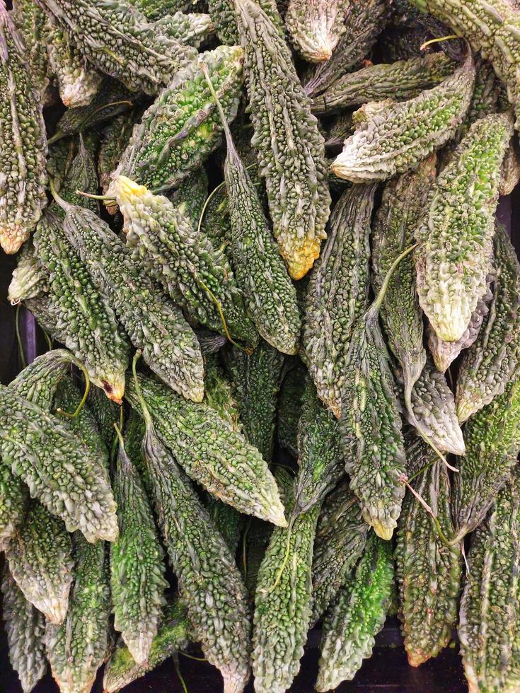 mucchio di fresco amaro zucca, karela nel il mercato, all'aperto foto