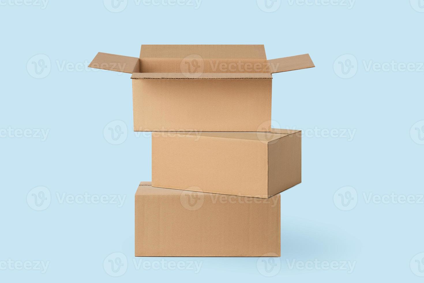 parecchi cartone scatole per consegna, pacchi. su un' blu, blu sfondo. foto
