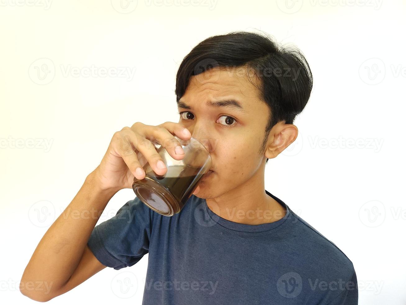 asiatico uomo bevanda un' tiro di caffè foto