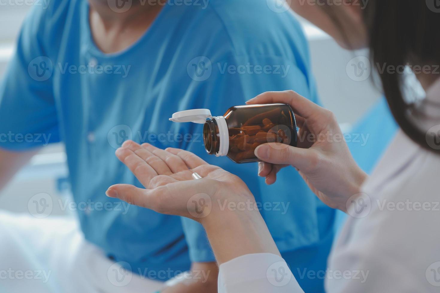 donne asiatico medici hold il paziente mano e incoraggiare e fornire medico consigli mentre controllo il paziente Salute nel letto. concetto di cura e compassione, prenatale cura, minacciato aborto foto