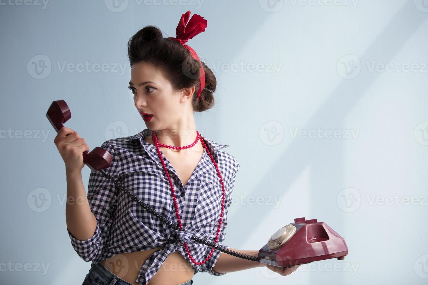 retrò ragazza con un' Telefono. ragazza copertina donna con un' telefono ricevitore.emozione di sorpresa su il viso. foto