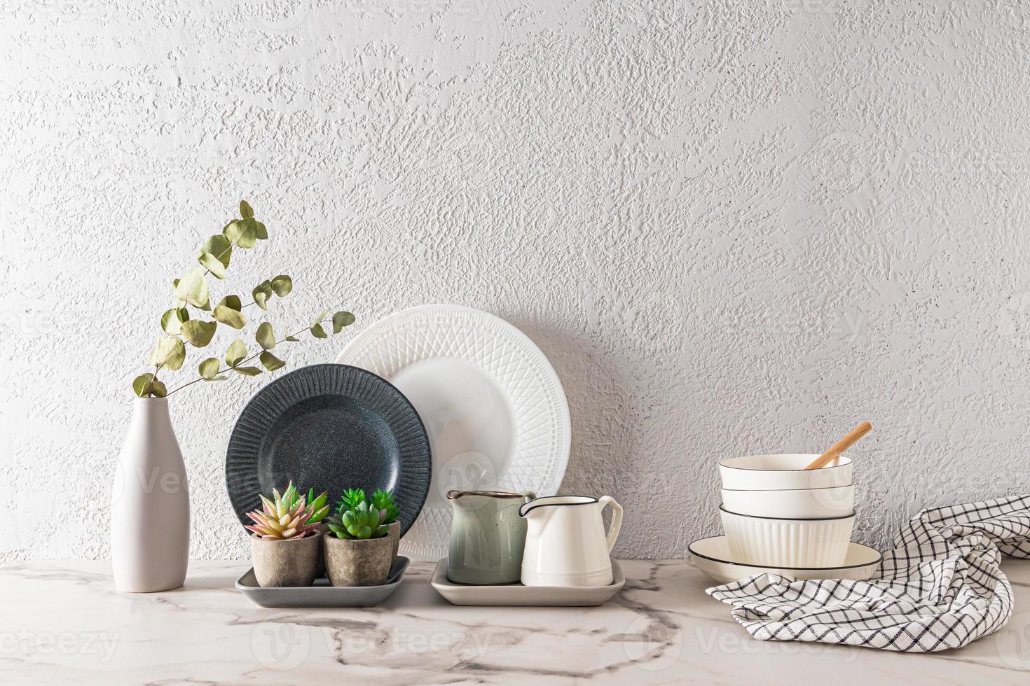 bellissimo bianca nel minimalista stile cucina sfondo con bianca utensili e interno fiori nel ceramica pentole. elegante davanti Guarda. un' copia spazio foto