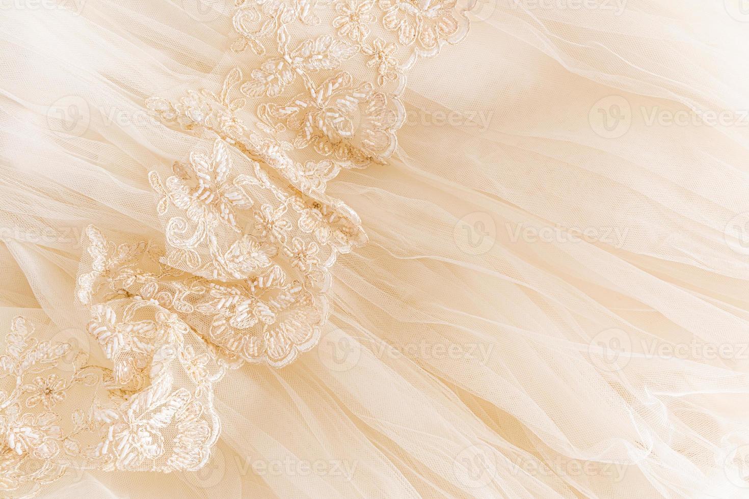 elegante beige tulle con floreale pizzo Cucitura. morbido tulle pieghe. Perfetto nozze sfondo per design. foto