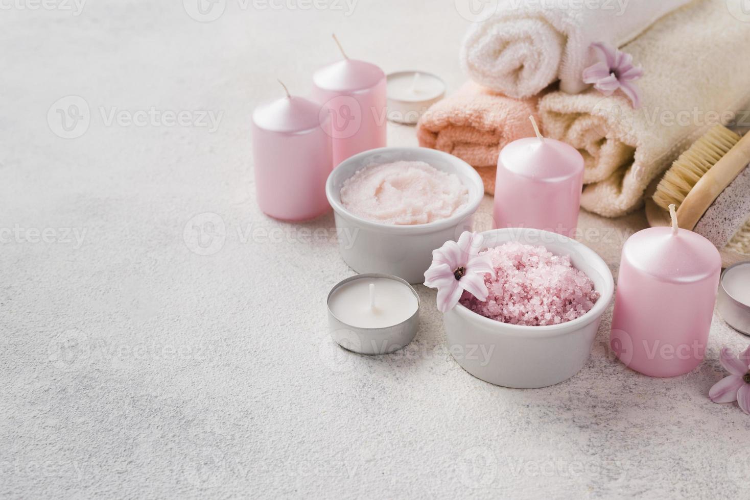 close-up candele per la cura della pelle spa con un asciugamano foto