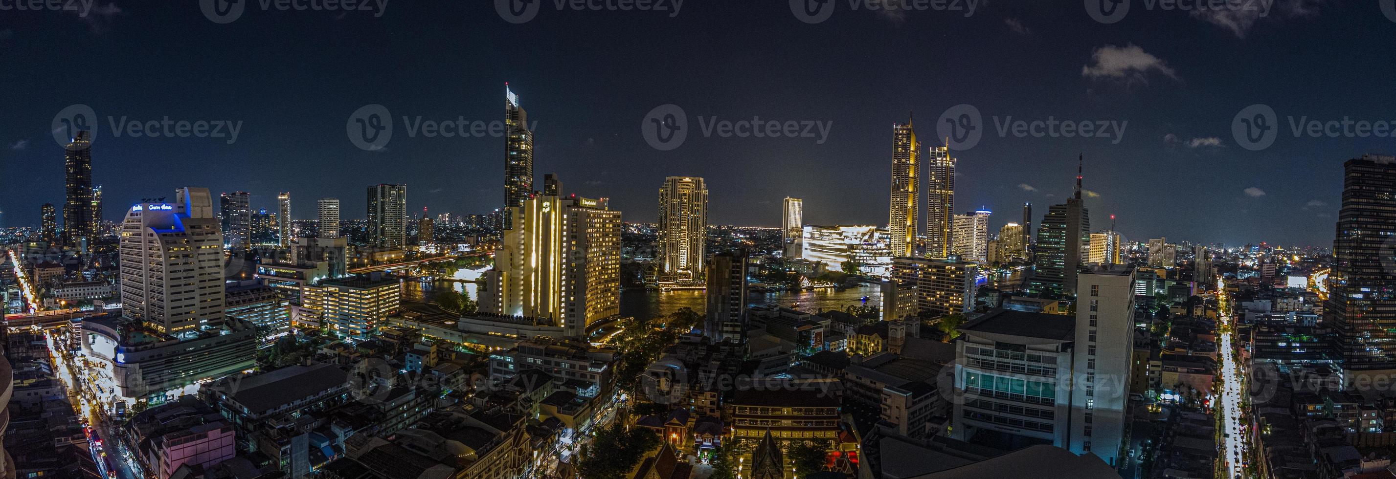 Visualizza al di sopra di il orizzonte di bangkok a partire dal aereo posizione a notte foto