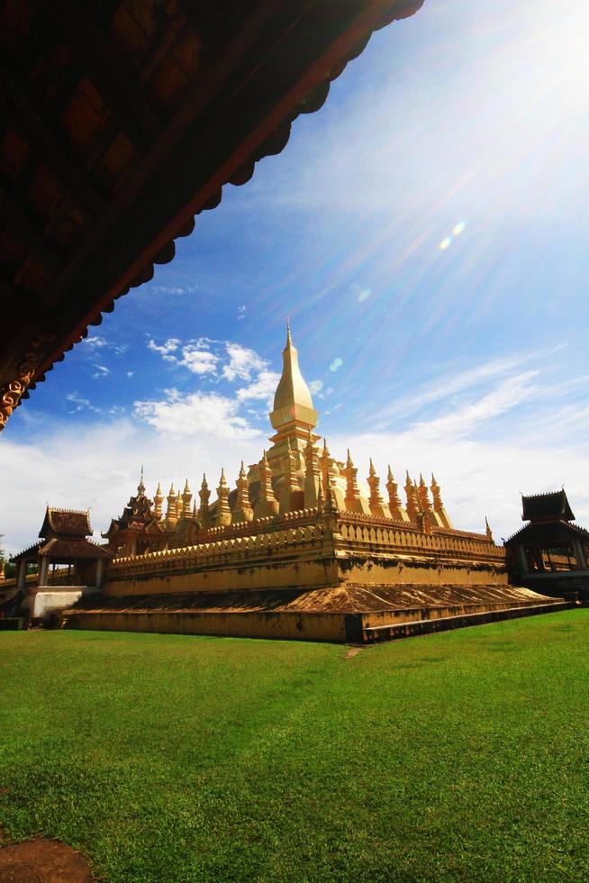 bellissimo grande d'oro pagoda a wat pha quello luang tempio a vientiane Provincia, Laos foto