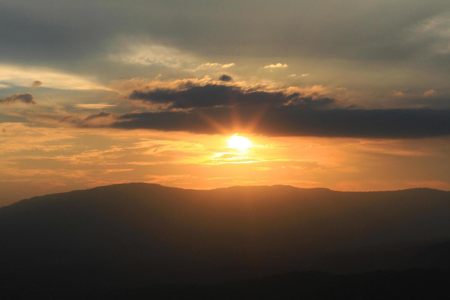 bellissimo paesaggio strati di montagna e nebbioso su collina valle nel d'oro crepuscolo di tramonto a Tailandia foto