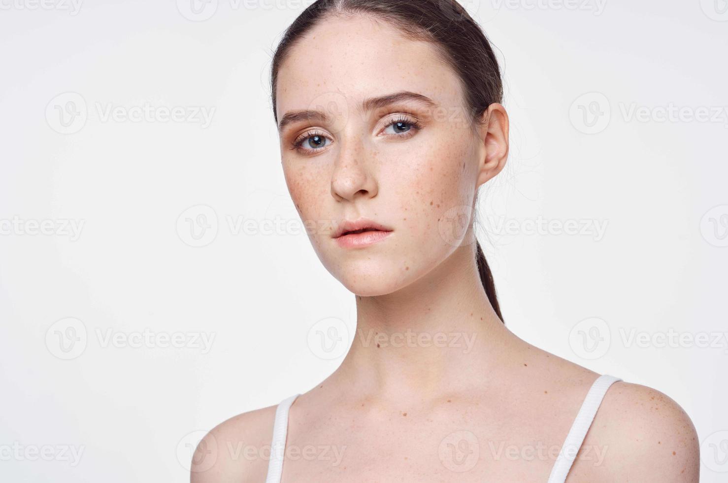 brunetta donna con dritto capelli avvicinamento foto