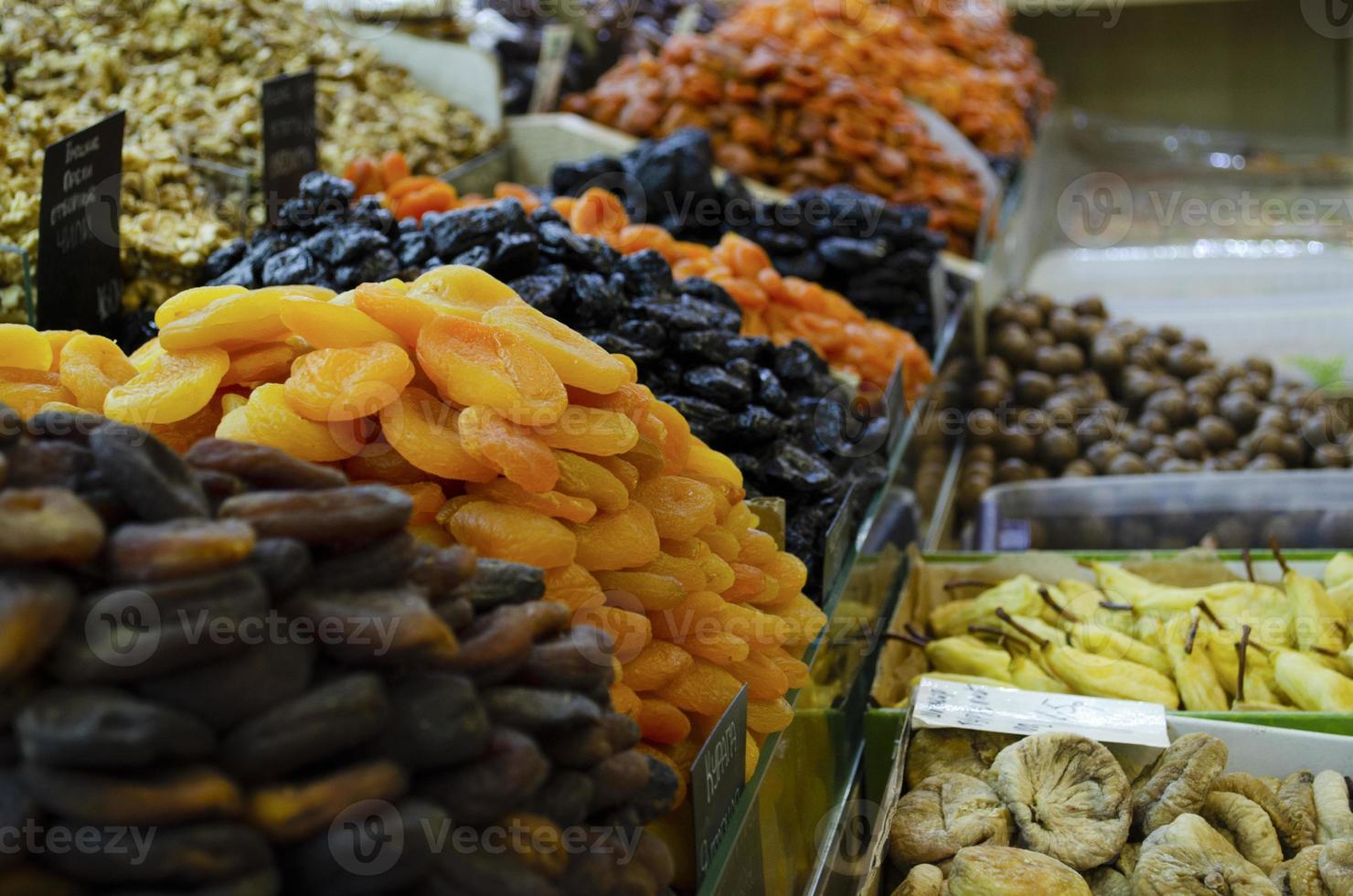 secco secco albicocche, uva passa e cachi avvicinamento. colorato secco frutta stalla sfondo. foto