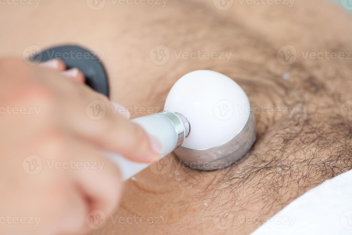 ultrasonico suono trattamento su maschio paziente addome foto